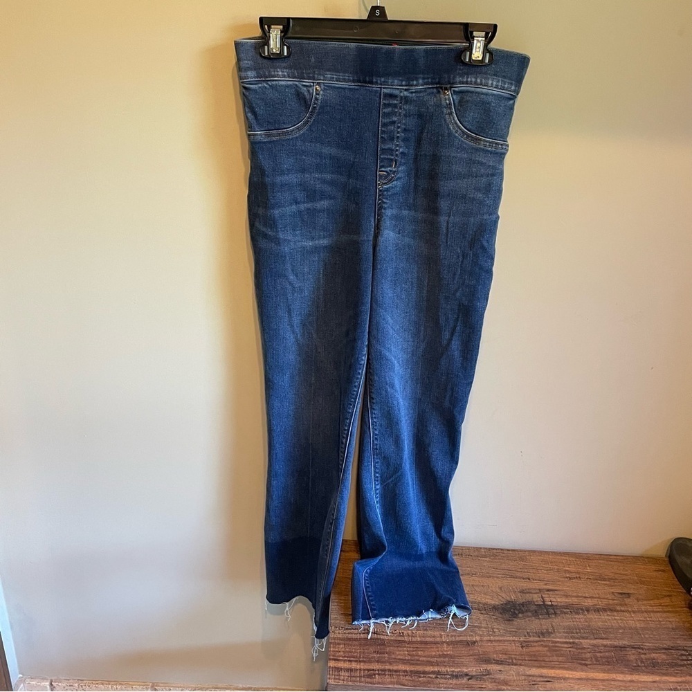 SPANX MEDIUM PULL ON CROP JEAN FRAYED HEM